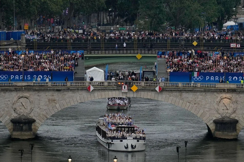 Paris Olimpiyatları açılış töreninden muhteşem kareler