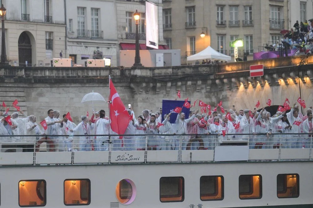 Paris Olimpiyatları açılış töreninden muhteşem kareler