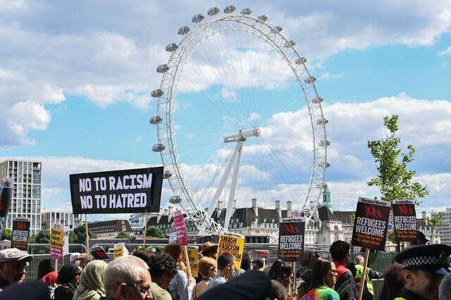 Londra'da karşıt eylemler: Aşırı sağcılar ve ırkçılık karşıtları karşı karşıya!