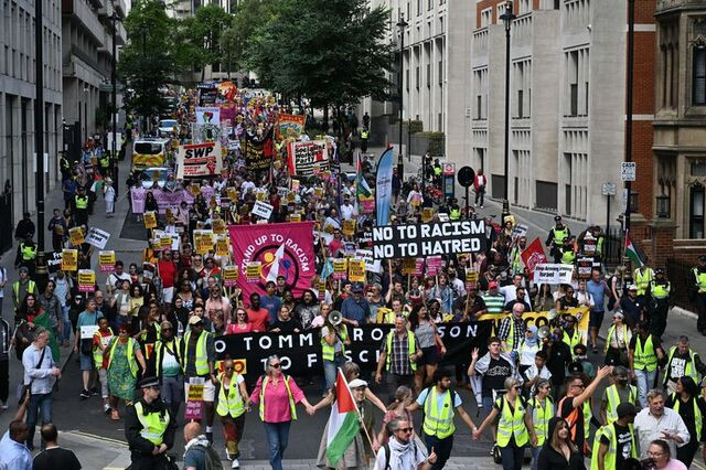 Londra'da karşıt eylemler: Aşırı sağcılar ve ırkçılık karşıtları karşı karşıya!