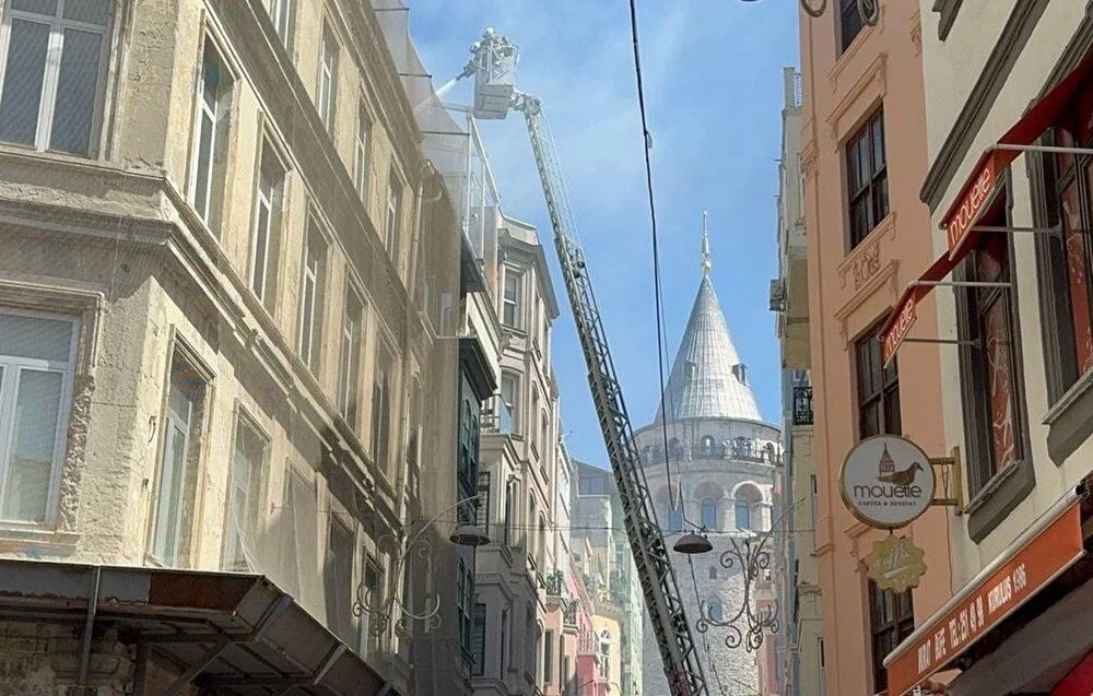 Galata’da yangın paniği!