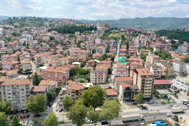 Marmara Depremi'nin 25.yılında yıkımın yaşandığı alanlar yeniden görüntülendi