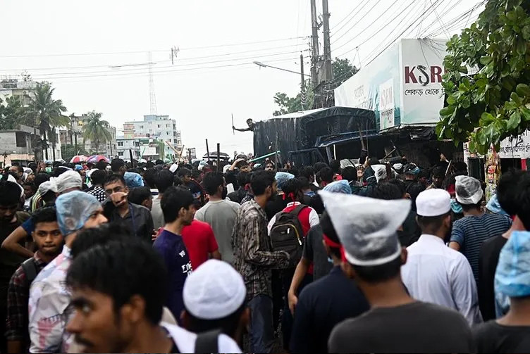 Bangladeş'te çatışmalar büyüyor: Başbakan Hindistan'a kaçtı!