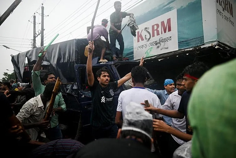 Bangladeş'te çatışmalar büyüyor: Başbakan Hindistan'a kaçtı!