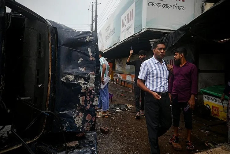 Bangladeş'te çatışmalar büyüyor: Başbakan Hindistan'a kaçtı!