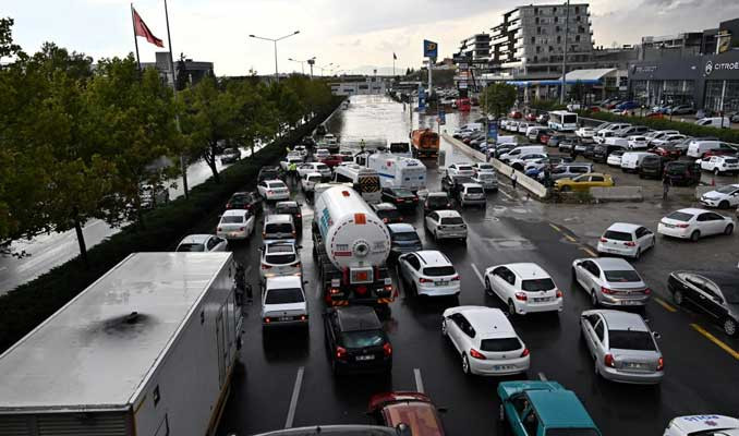 Sağanak Ankara'yı felç etti