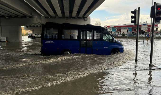 Sağanak Ankara'yı felç etti