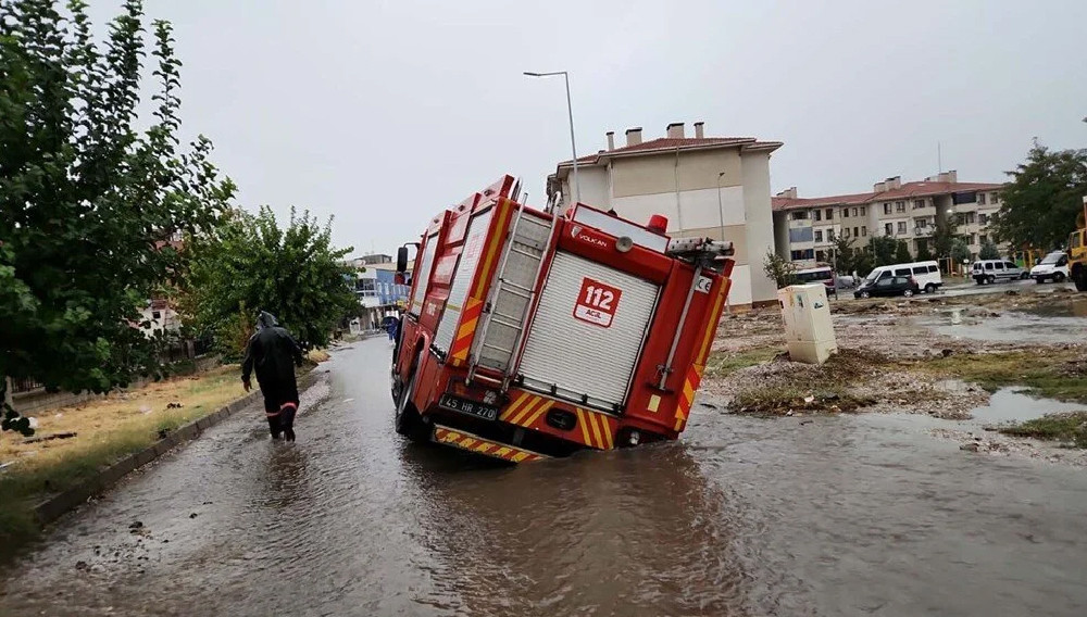 Ege’de şiddetli yağış: Araçlar sulara kapıldı, yollar çöktü!