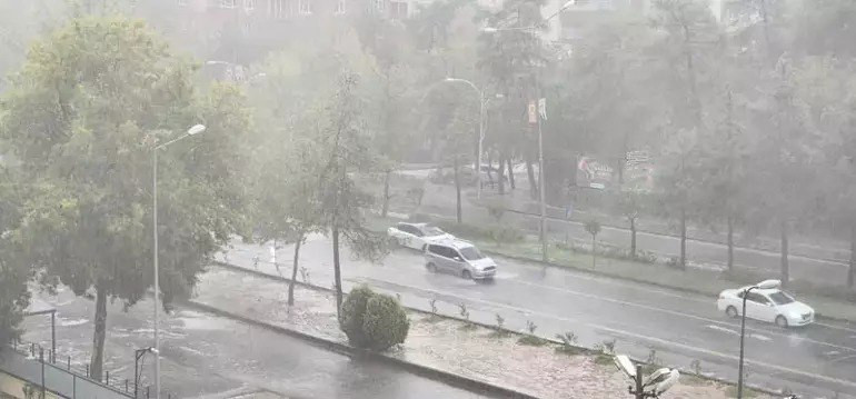 Diyarbakır'ı sağanak vurdu: Yollar göle döndü