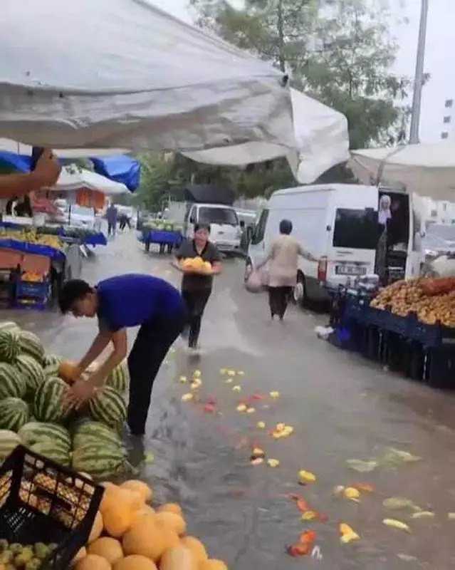 Diyarbakır'ı sağanak vurdu: Yollar göle döndü