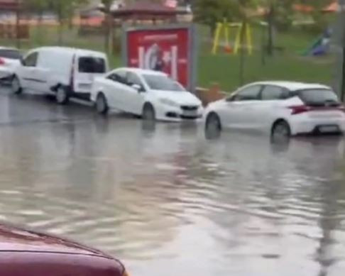 İstanbul'da sağanak yağış: Yollar göle döndü