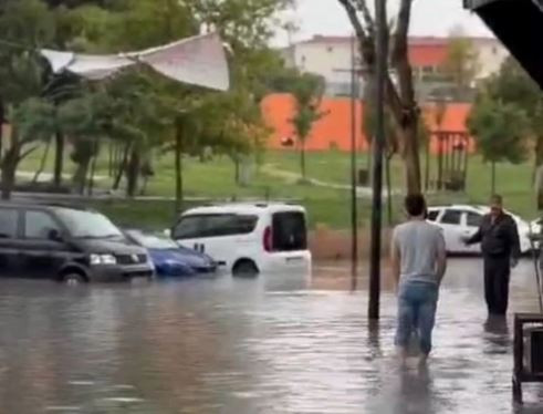 İstanbul'da sağanak yağış: Yollar göle döndü