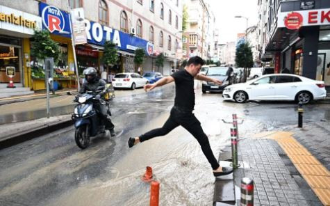 İstanbul'da sağanak yağış: Yollar göle döndü