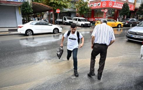 İstanbul'da sağanak yağış: Yollar göle döndü