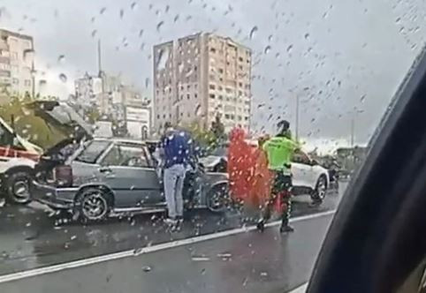 İstanbul'da sağanak yağış: Yollar göle döndü