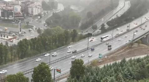 İstanbul'da sağanak yağış: Yollar göle döndü