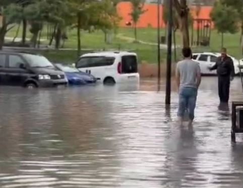 İstanbul'da sağanak yağış: Yollar göle döndü