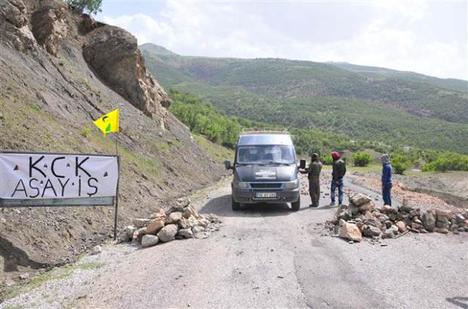 PKK yol kesip kimlik kontrolü yapıyor