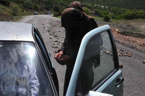 PKK yol kesip kimlik kontrolü yapıyor