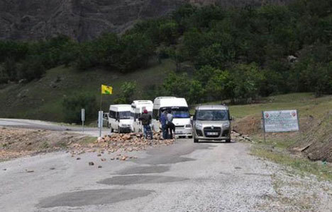 PKK yol kesip kimlik kontrolü yapıyor