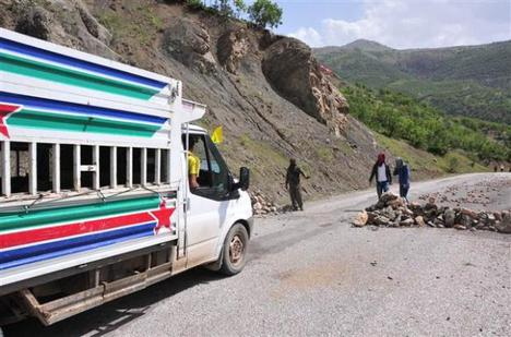 PKK yol kesip kimlik kontrolü yapıyor