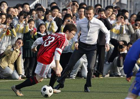 Beckhamdan kravatlı kunduralı futbol şov