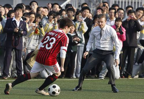 Beckhamdan kravatlı kunduralı futbol şov