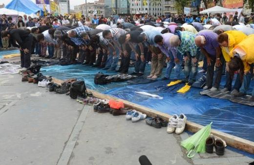 Taksim'de ikinci Cuma namazı