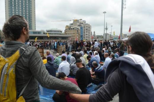 Taksim'de ikinci Cuma namazı