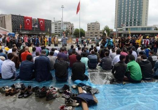 Taksim'de ikinci Cuma namazı