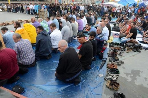 Taksim'de ikinci Cuma namazı