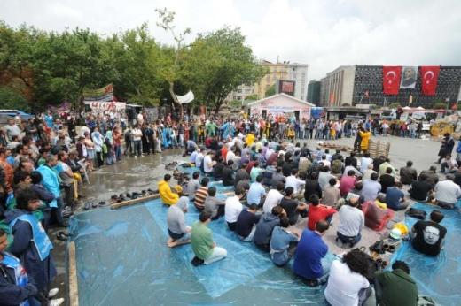 Taksim'de ikinci Cuma namazı