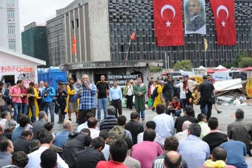 Taksim'de ikinci Cuma namazı