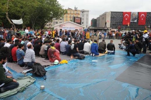 Taksim'de ikinci Cuma namazı