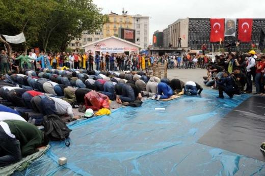 Taksim'de ikinci Cuma namazı