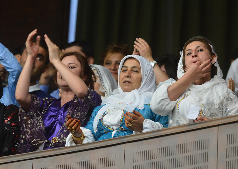 Ak Parti toplantısındaki sürpriz isim kim?