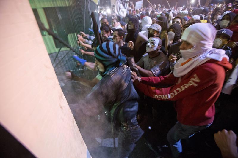 Brezilya'da halk sokaklarda