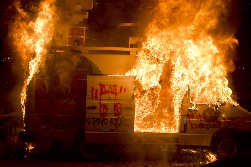 Brezilya'da halk sokaklarda