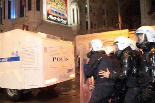 Taksim savaş meydanına döndü