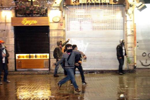 Taksim savaş meydanına döndü