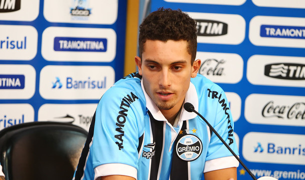 Alex Telles imzaladı