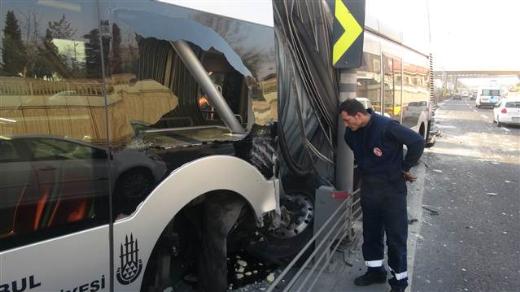 Lastiği patlayan metrobüs kaza yaptı