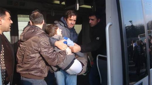 Lastiği patlayan metrobüs kaza yaptı