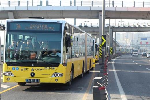 Lastiği patlayan metrobüs kaza yaptı