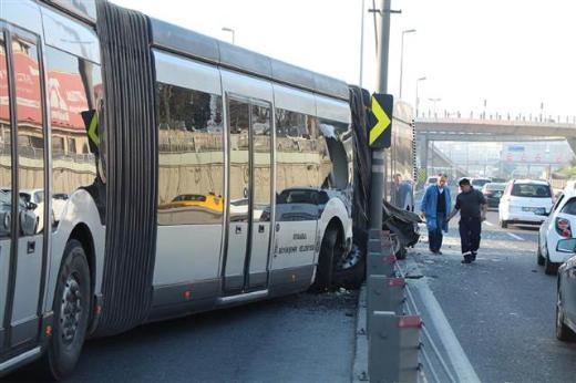 Lastiği patlayan metrobüs kaza yaptı