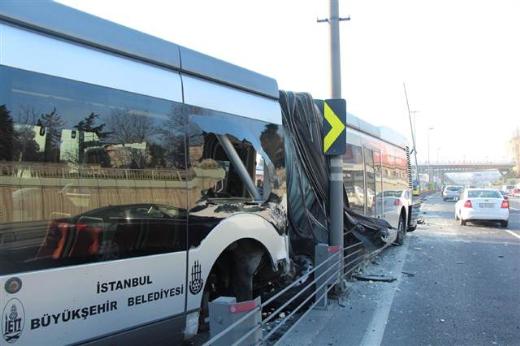 Lastiği patlayan metrobüs kaza yaptı