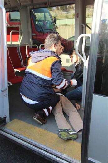 Lastiği patlayan metrobüs kaza yaptı