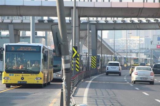 Lastiği patlayan metrobüs kaza yaptı