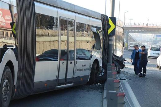 Lastiği patlayan metrobüs kaza yaptı