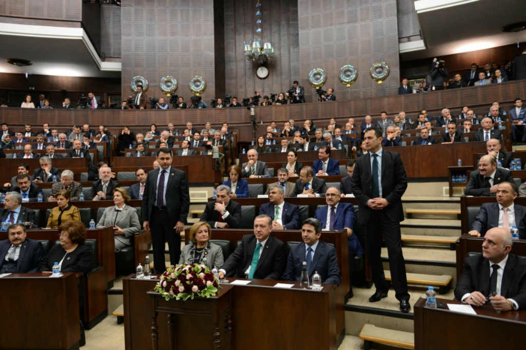 İstifa eden bakanlar Erdoğan'ı yalnız bırakmadı